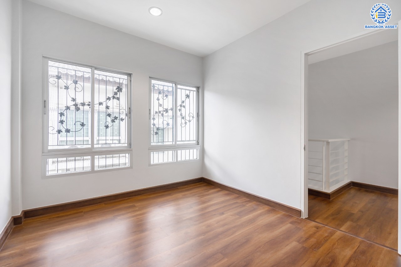 บ้านมือสองตกแต่งใหม่ ม.บ้านกลางเมืองสวิสทาวน์ เกษตร-นวมินทร์ แบรนด์ AP เนื้อที่ 20 ตร.ว. ฟังก์ชัน 3 ห้องนอน 3 ห้องน้ำ 2 ที่จอดรถ ชีวิตแสนสงบ สภาพแวดล้อมเยี่ยม เชื่อมต่อ ถ.พหลโยธิน, ถ.เกษตร-นวมินทร์ ใกล้ ม.เกษตร และรถไฟฟ้าสายสีเขียว "สถานีมหาวิทยาลัยเกษตรศาสตร์"...